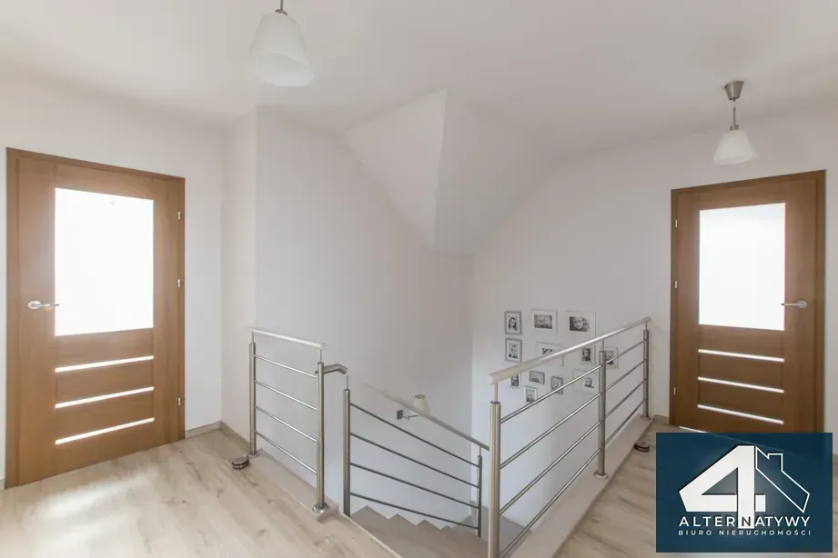Dom z dwustanowiskowym garażem i dużą działką 9