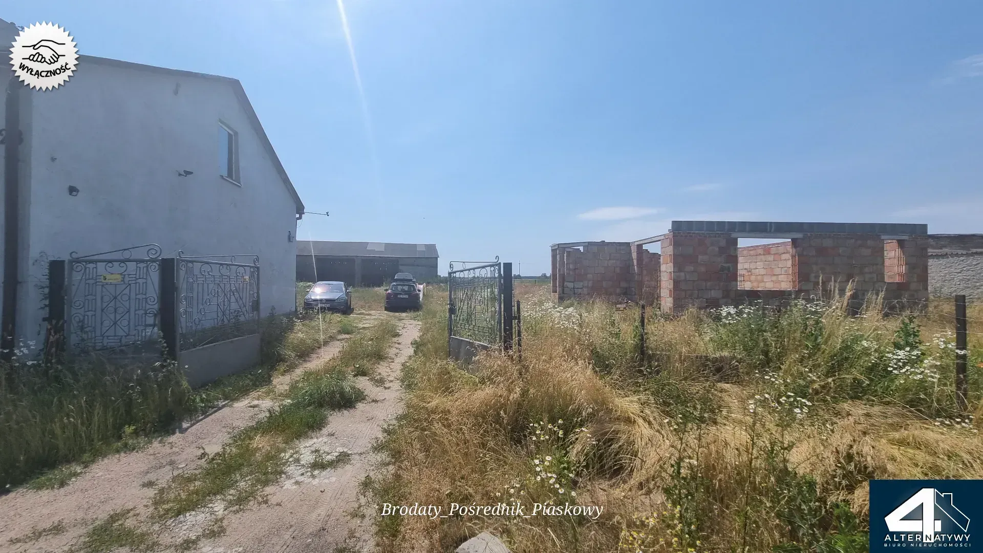 Działka z rozpoczętą budową. 2