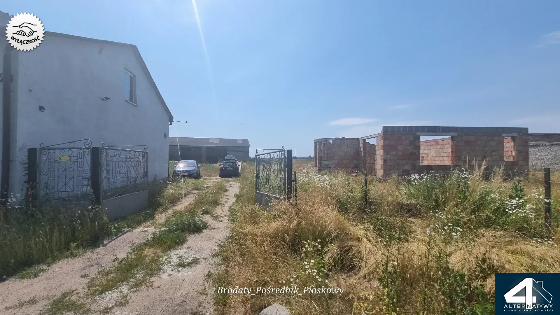 Działka z rozpoczętą budową. 2