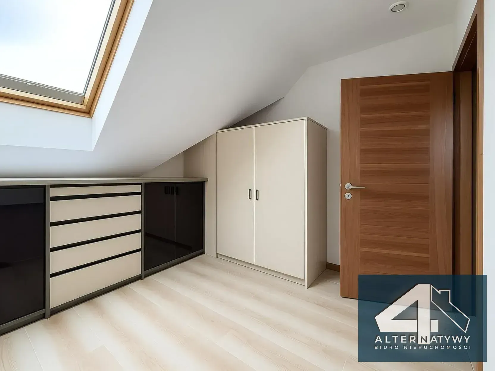 Funkcjonalny dom wolnostojący, widokowa działka 16