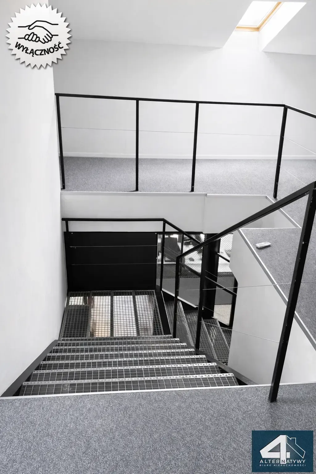 Showroom + biuro + magazyn przy A2 17