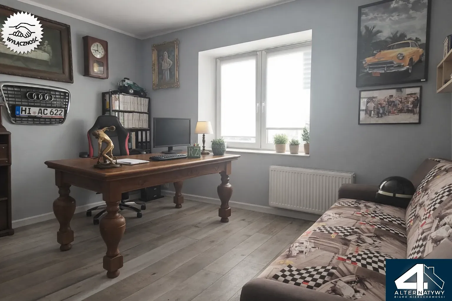 Dom z biurem i budynkami gospodarczymi. 11