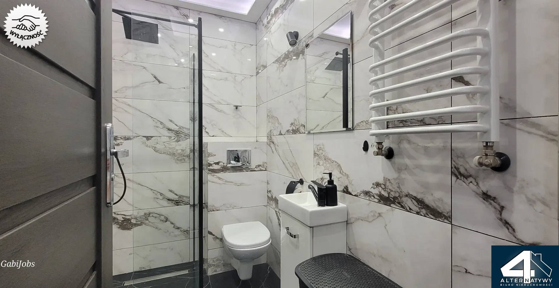 Dom z biurem i budynkami gospodarczymi. 12