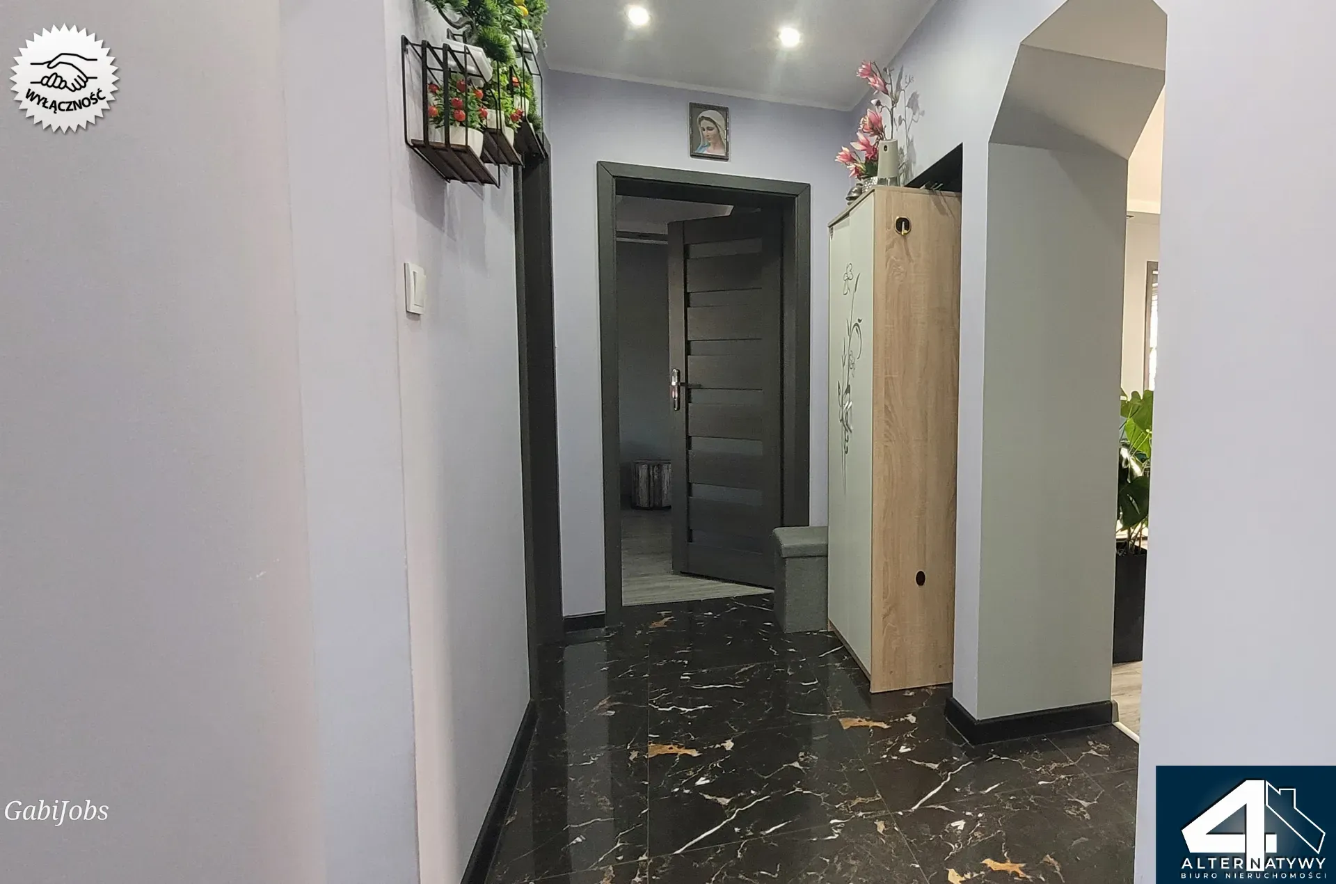 Dom z biurem i budynkami gospodarczymi. 13