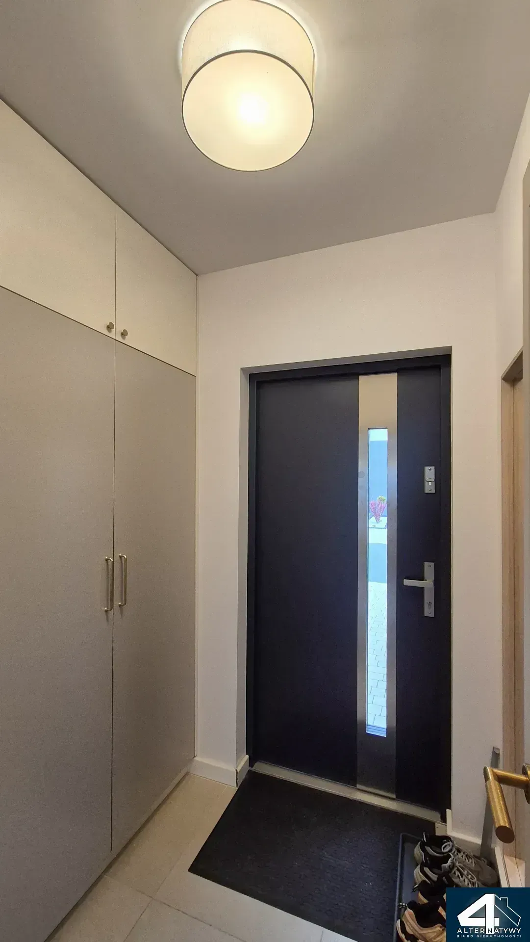 Nowoczesny dom z trzema miejscami parkingowymi 8